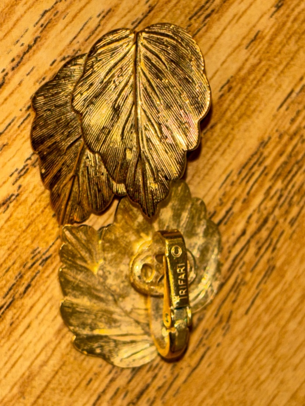💗💗💗Vintage estate sale TRIFARI Gold-Tone Leaf Clip-On Earrings